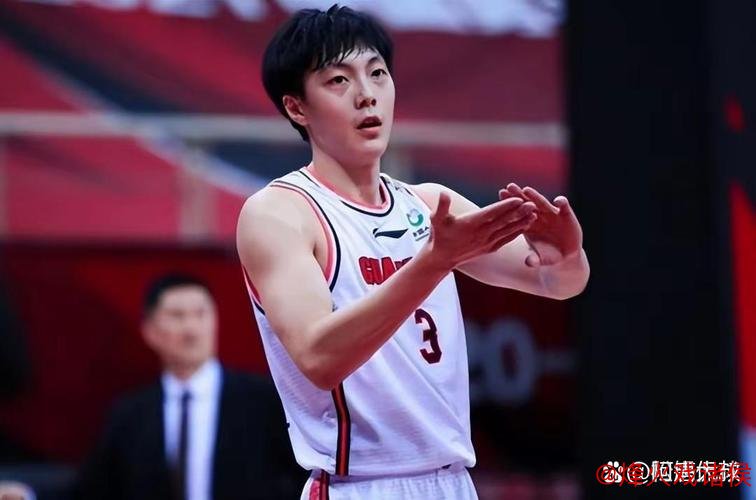 胡明轩关键三分 中国男篮险胜尤文图特