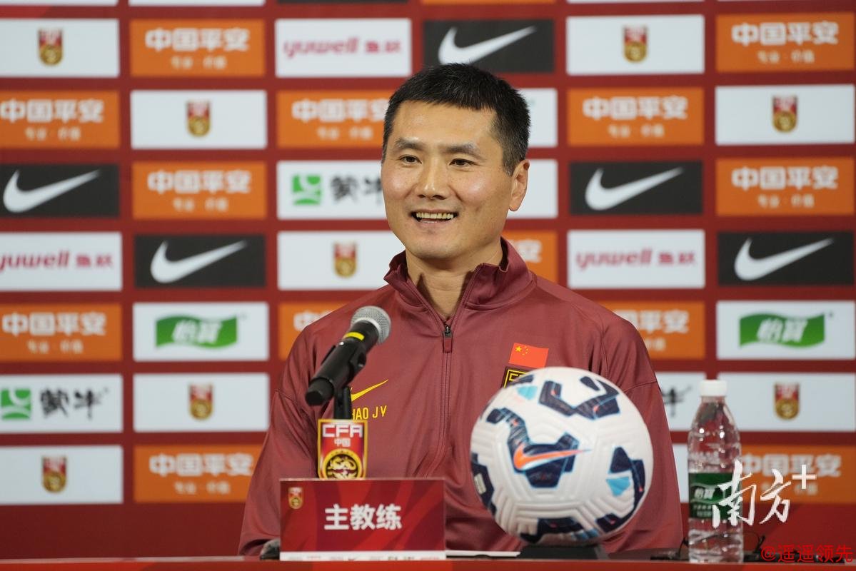 国足新主帅邵佳一亮相 首要任务是找回信心